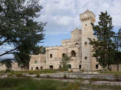 � questa l�occasione per ammirare l�imponente ed eclettica facciata posteriore dell�Universit�. � caratterizzata da vari stili architettonici mischiati insieme, ma la base d�ispirazione � l�arte medievale musulmana